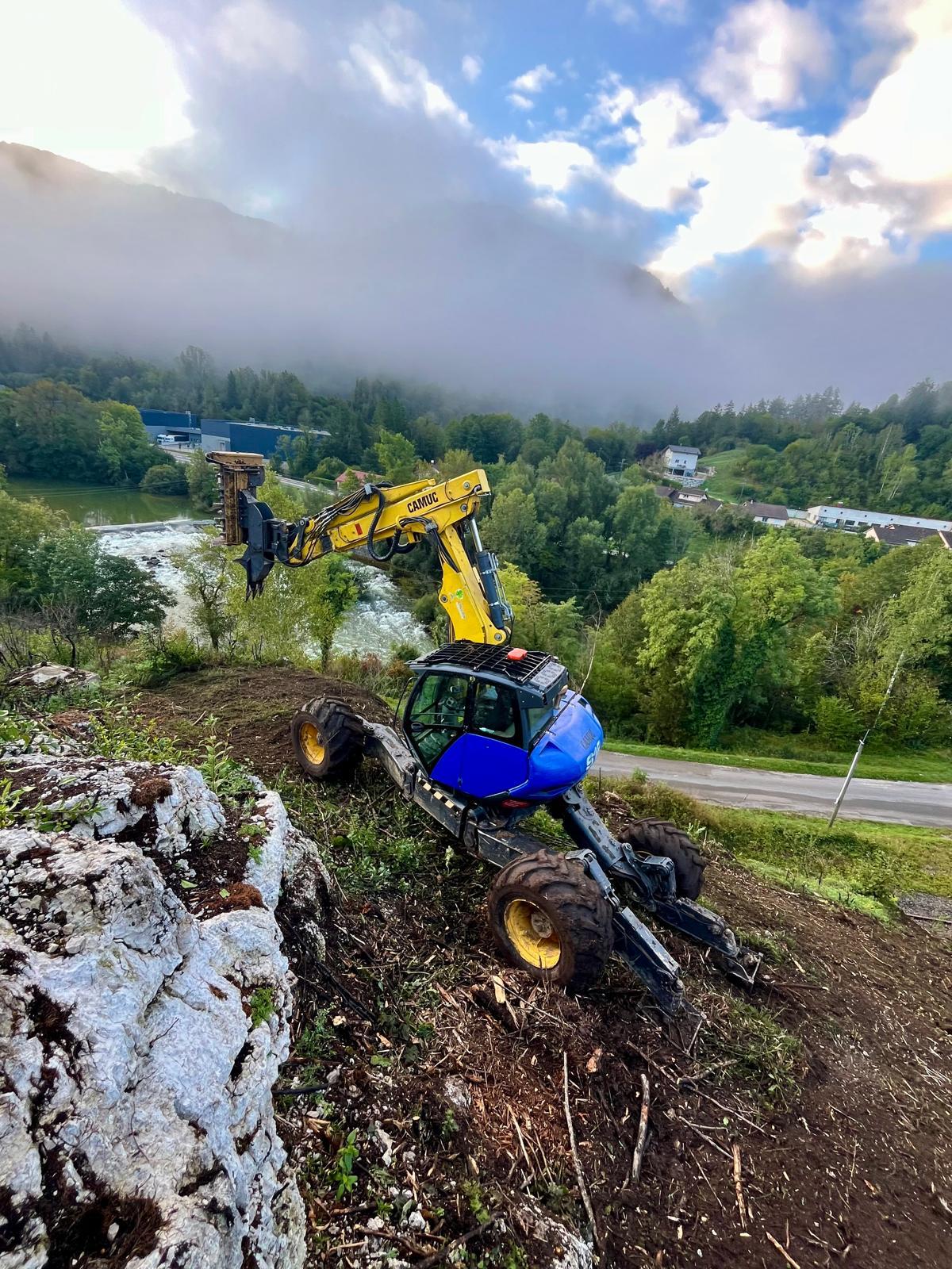 Travaux avec pelle araignée dans le Jura — SAS POLYVIER